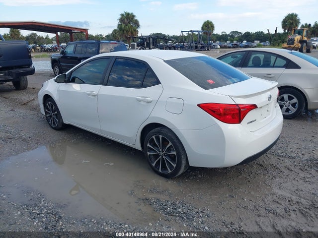 Toyota COROLLA SE 2018 5YFBURHE7JP812940 Image 3