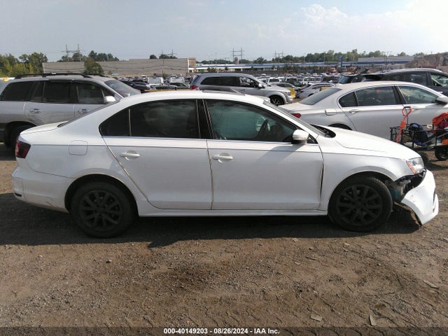 3VWDB7AJ1JM213269 Volkswagen Jetta 1.4t Se/1.4t Wolfsburg Edition