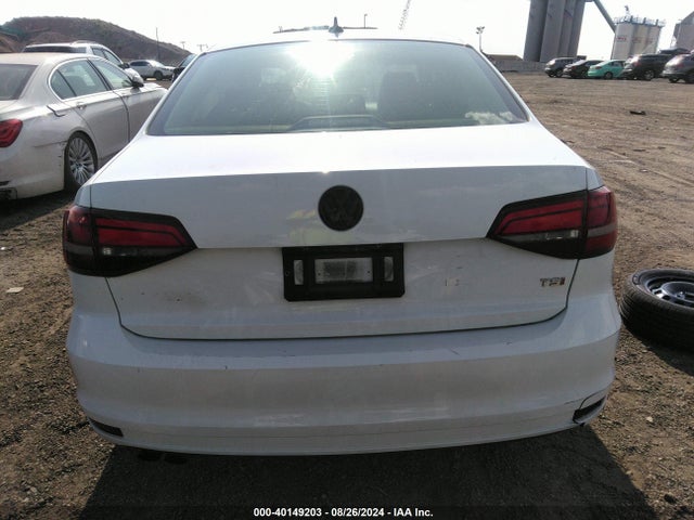 3VWDB7AJ1JM213269 Volkswagen Jetta 1.4t Se/1.4t Wolfsburg Edition