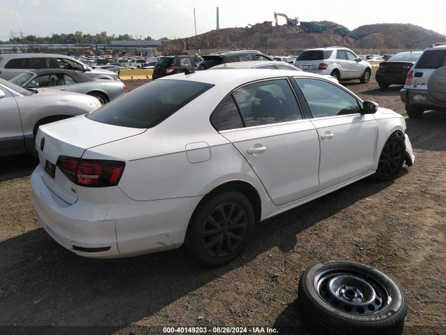 3VWDB7AJ1JM213269 Volkswagen Jetta 1.4t Se/1.4t Wolfsburg Edition