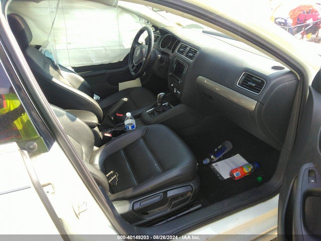 3VWDB7AJ1JM213269 Volkswagen Jetta 1.4t Se/1.4t Wolfsburg Edition