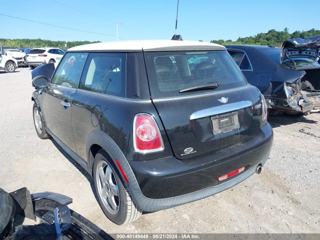 2011 MINI COOPER WMWSU3C57BT097783 Photo 2