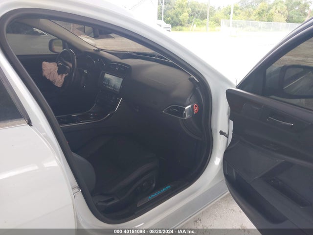 2017 JAGUAR XE SAJAH4BV1HA949061 Photo 4