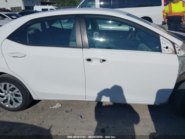 Toyota COROLLA LE 2018 5YFBURHE1JP762455 Image 13