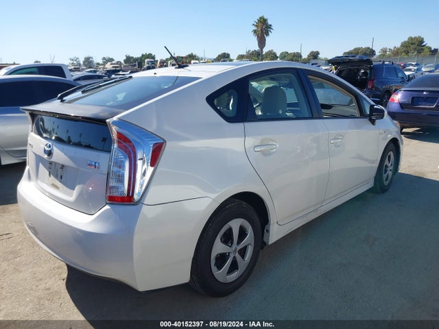 Toyota Prius Three 2014 JTDKN3DU6E1822862 Image 4