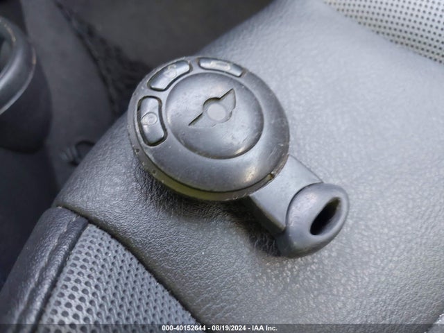 2010 MINI COOPER WMWMF3C56ATZ64723 Photo 10