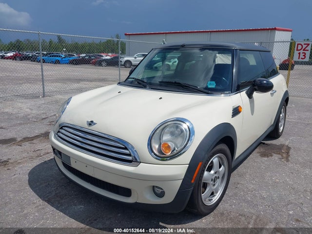 2010 MINI COOPER WMWMF3C56ATZ64723 Photo 1