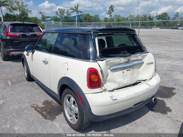 2010 MINI COOPER WMWMF3C56ATZ64723 Photo 2