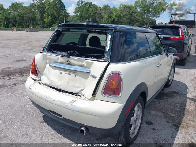2010 MINI COOPER WMWMF3C56ATZ64723 Photo 3