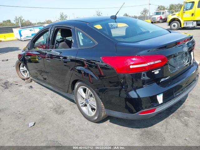 Ford FOCUS SE 2018 1FADP3FE5JL261048 Image 3