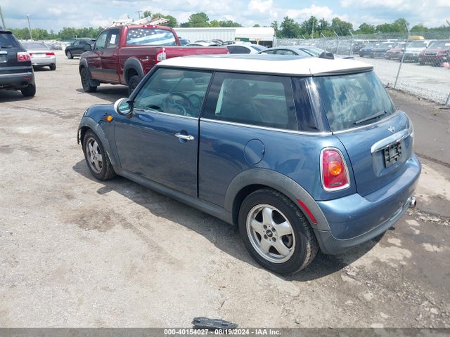 2009 MINI COOPER WMWMF33519TW76460 Photo 2