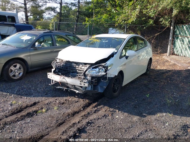 Toyota Prius Two 2014 JTDKN3DU8E1781442 Image 2