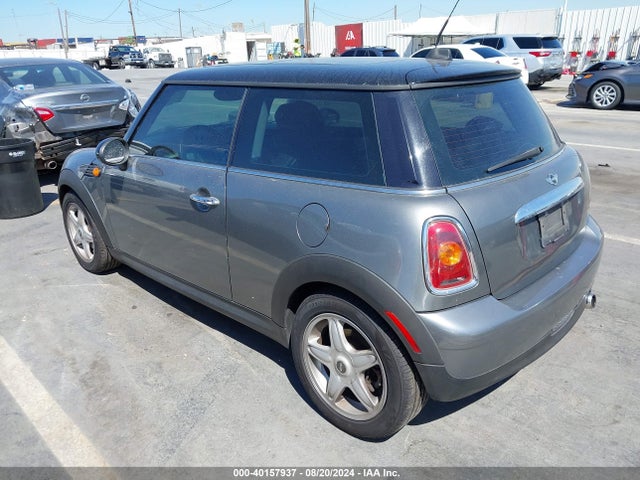 2010 MINI COOPER WMWMF3C50ATZ61493 Photo 2