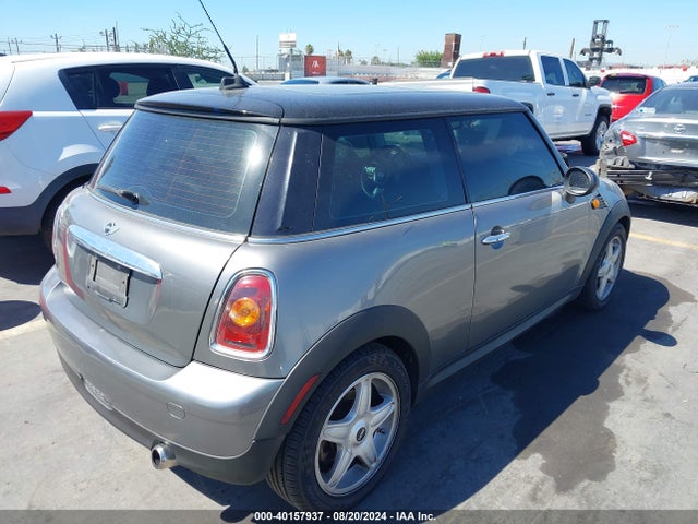 2010 MINI COOPER WMWMF3C50ATZ61493 Photo 3