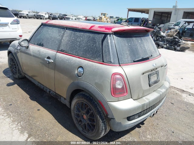 2010 MINI COOPER S WMWMF7C55ATW89823 Photo 2