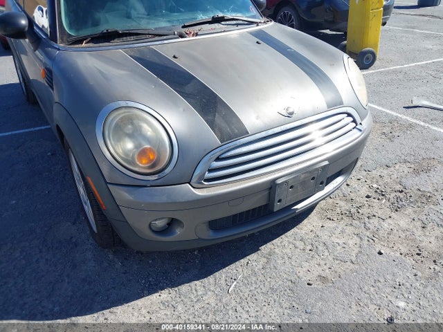 2010 MINI COOPER CLUBMAN WMWML3C53ATX37322 Photo 5