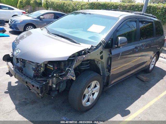 Toyota Sienna Le 8 Passenger 2017 5TDKZ3DC8HS833042 Image 2