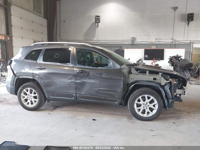 1C4PJMCSXHW575070 Jeep Cherokee Latitude 4x4