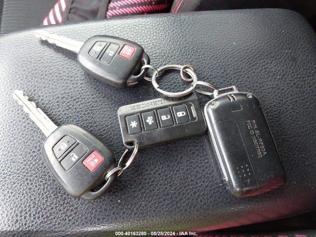 Toyota RAV4 LE 2017 JTMBFREV4HJ141000 Image 11