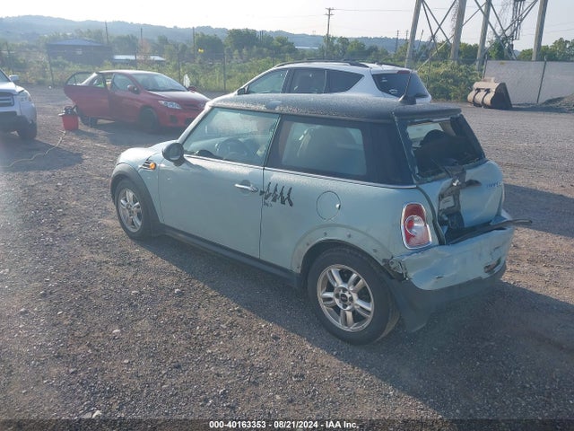 2011 MINI COOPER WMWSU3C52BT183969 Photo 2