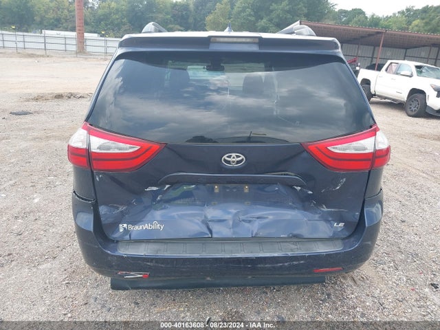 Toyota Sienna Le 8 Passenger 2018 5TDKZ3DC2JS910364 Image 17