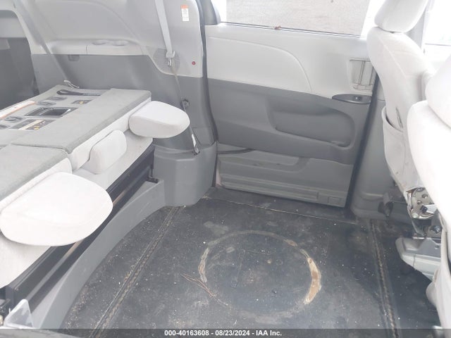 Toyota Sienna Le 8 Passenger 2018 5TDKZ3DC2JS910364 Image 18