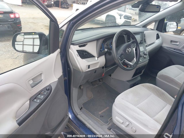 Toyota Sienna Le 8 Passenger 2018 5TDKZ3DC2JS910364 Image 19