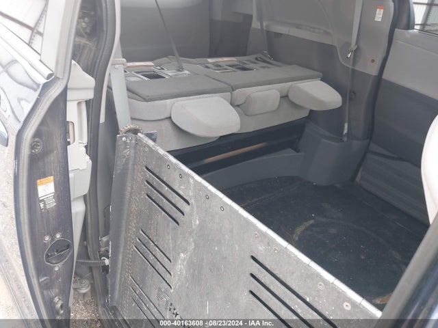 Toyota Sienna Le 8 Passenger 2018 5TDKZ3DC2JS910364 Image 8