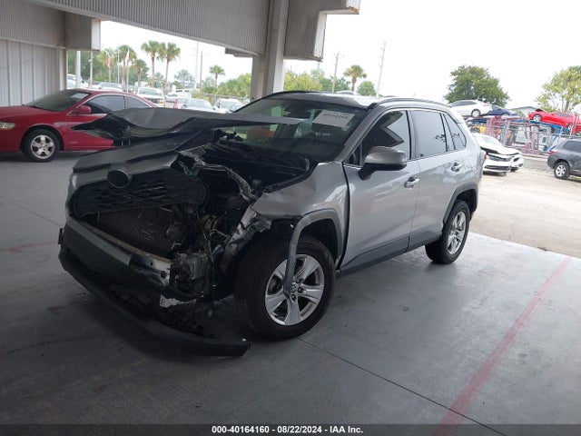 Toyota Rav4 Xle 2020 JTMW1RFV8LD522032 Image 2