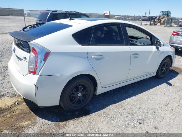 JTDKN3DUXE1757126 Toyota Prius Three