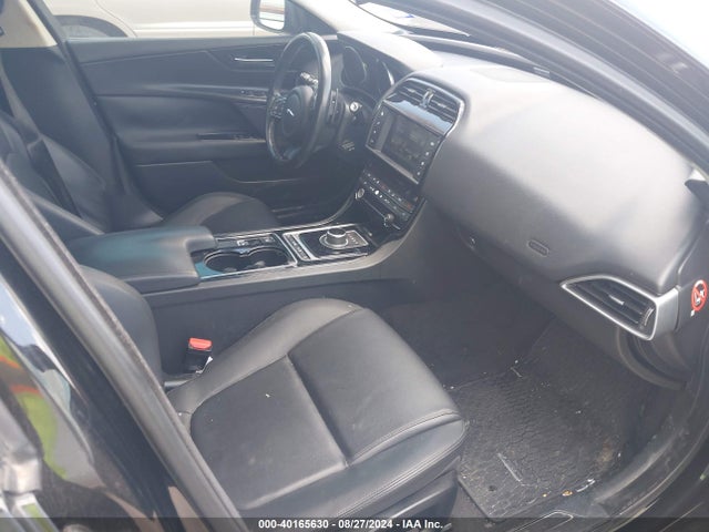 2017 JAGUAR XE SAJAD4BV6HA955613 Photo 4