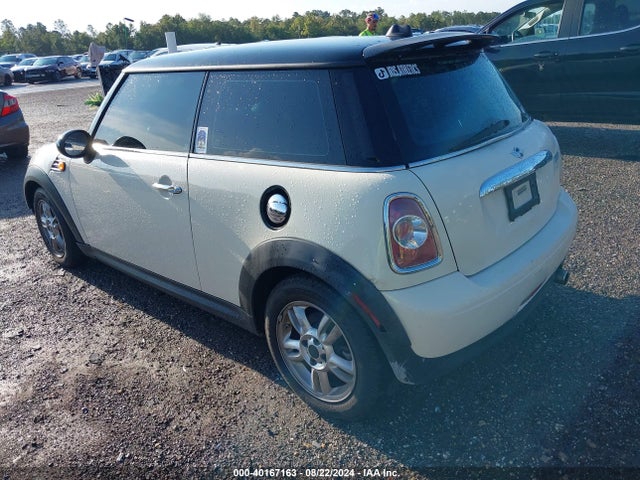 2011 MINI COOPER WMWSU3C54BT183441 Photo 2