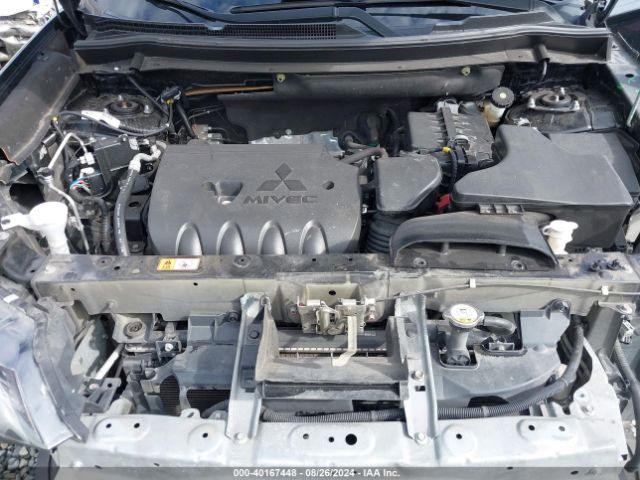JA4AZ3A33JJ000973 Mitsubishi Outlander Se