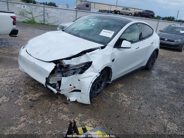 2024 TESLA MODEL Y 7SAYGDED0RF131190 Photo 1