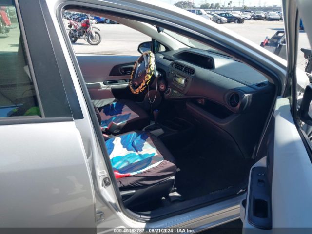 JTDKDTB35E1562015 Toyota Prius C One