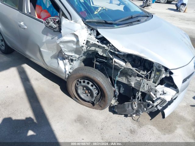 JTDKDTB35E1562015 Toyota Prius C One