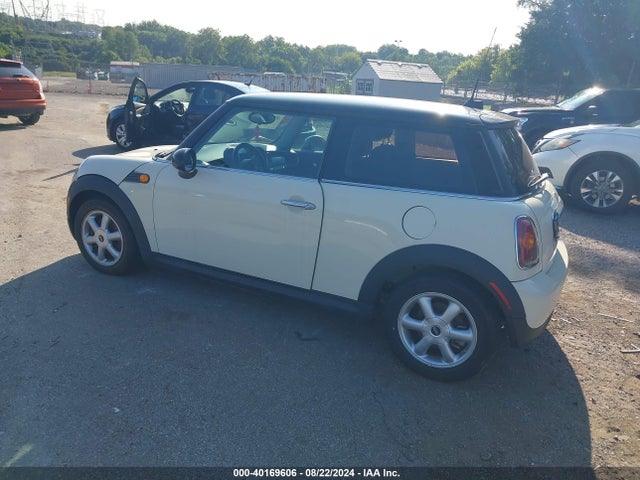 2010 MINI COOPER WMWMF3C52ATU77728 Photo 2