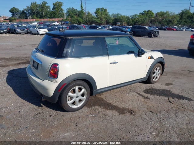 2010 MINI COOPER WMWMF3C52ATU77728 Photo 3