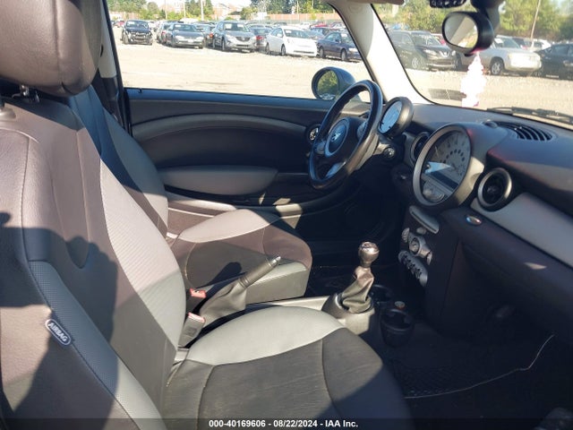 2010 MINI COOPER WMWMF3C52ATU77728 Photo 4