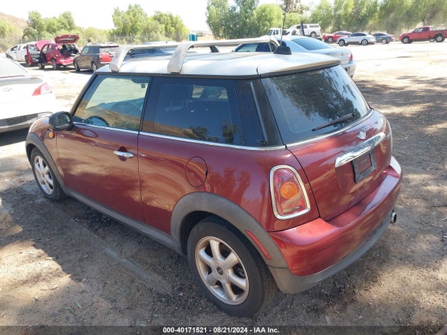 2008 MINI COOPER WMWMF33598TT61937 Photo 2