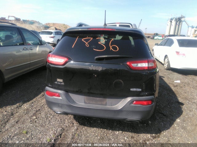 1C4PJMCS3HW588095 Jeep Cherokee Latitude 4x4