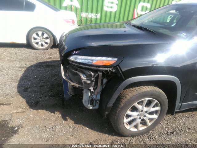 1C4PJMCS3HW588095 Jeep Cherokee Latitude 4x4