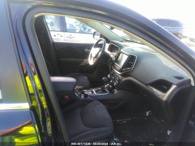 1C4PJMCS3HW588095 Jeep Cherokee Latitude 4x4