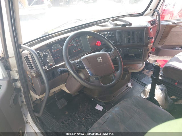 40172857 :رقم المزاد ، 4V4NC9EH2EN152537 vin ، 2014 Volvo Vn Vnl مزاد بيع