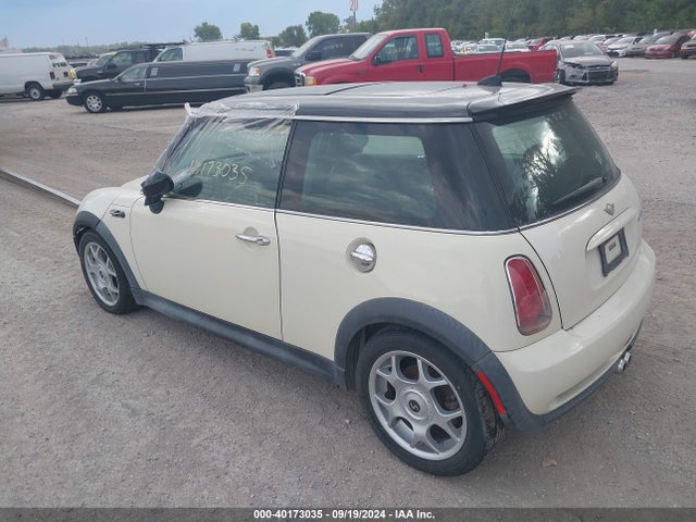 2006 MINI COOPER S WMWRE33546TN28386 Photo 2