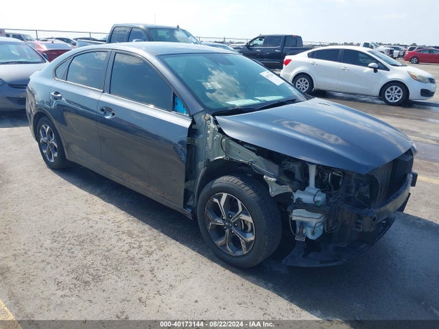 2019 3KPF24AD8KE135220 main image