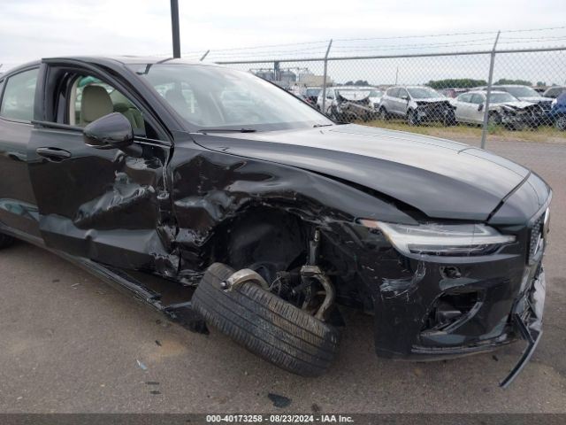 7JRL12TWXPG240696 Volvo S60 B5 Plus Dark Theme
