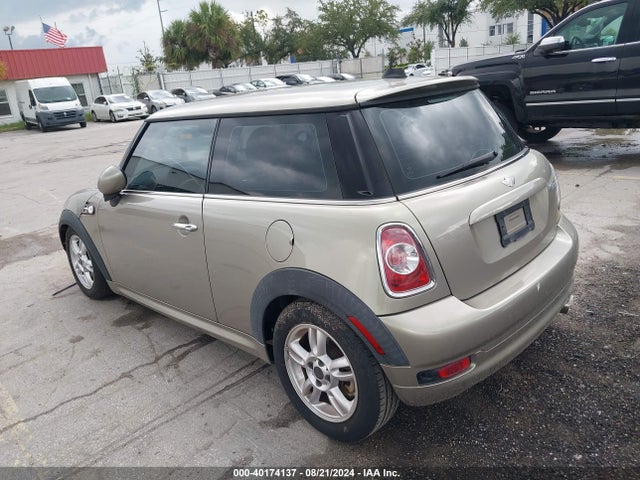 2011 MINI COOPER WMWSU3C52BT091891 Photo 2