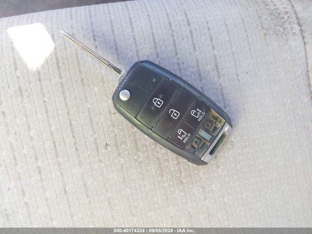 KIA SEDONA LX 2016 KNDMB5C14G6089768 Image 11