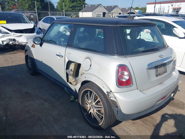 2011 MINI COOPER WMWSU3C5XBT094036 Photo 2